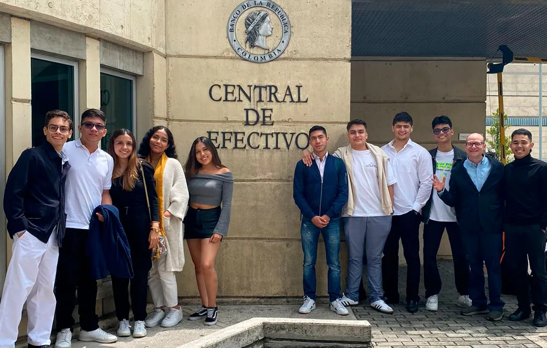 Estudiantes de Economía fortalecen vínculos académicos en visita a Bogotá