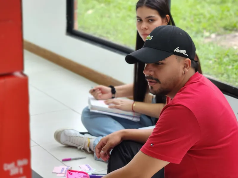 Estudiantes de la Javeriana Cali en clases en el Laboratorio de Logística y Mercadeo