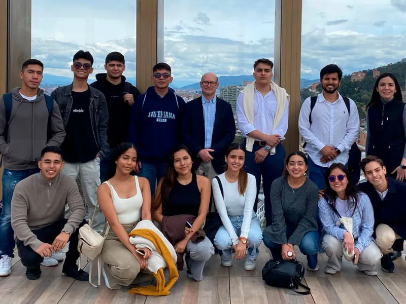 Estudiantes de Economía fortalecen vínculos académicos en visita a Bogotá