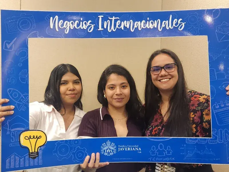 Egresadas Negocios Internacionales con marco de fotos